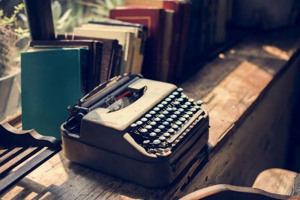 Nahaufnahme Einer Retro Schreibmaschine Auf Einem Holztisch — Stockfoto