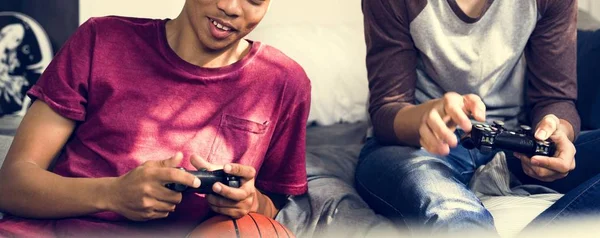 Adolescentes Pasando Rato Dormitorio Jugando Videojuegos Juntos — Foto de Stock