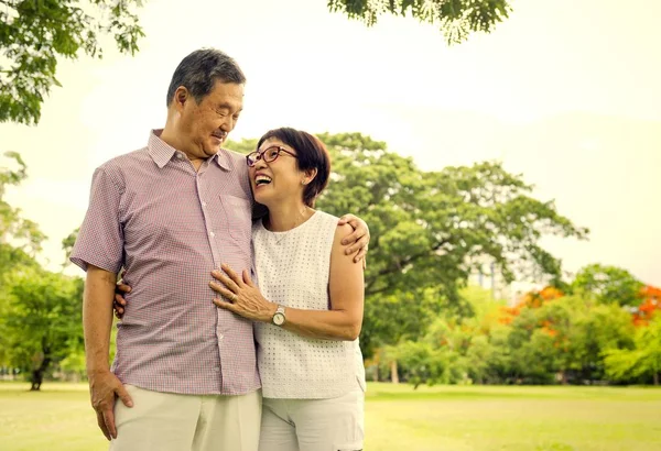 Aziatische Ouder Paar Tijd Doorbrengen Samen Het Park — Stockfoto