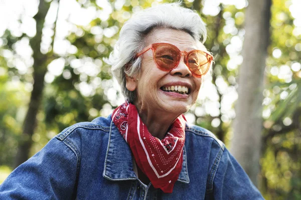 Gülümseyen Güneş Gözlüklü Neşeli Şık Asyalı Kadın Denim Ceket Bandana — Stok fotoğraf