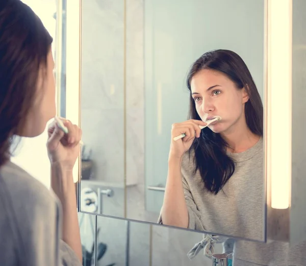 Mulher Escovando Dentes Manhã — Fotografia de Stock