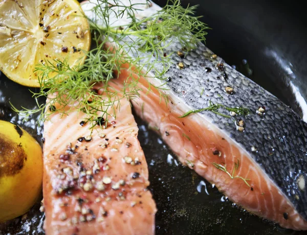 Filete Salmón Asado Espolvoreado Con Sal Pimienta — Foto de Stock