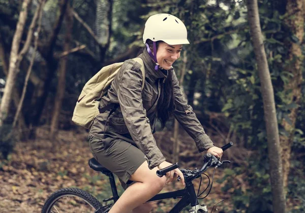 Grupo Amigos Andar Bicicleta Montanha Floresta Juntos — Fotografia de Stock