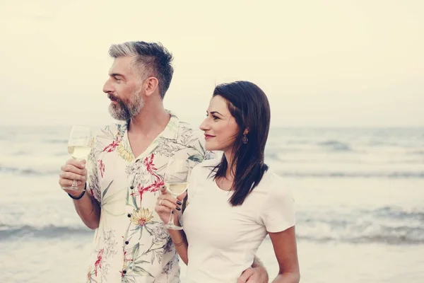 Coppia Che Gode Bicchiere Vino Sulla Spiaggia — Foto Stock