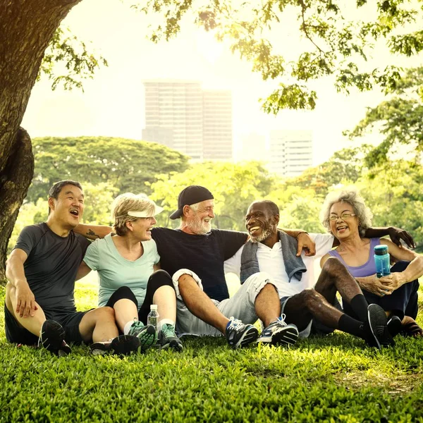 Felizes Amigos Seniores Parque Abraçando Abraçando — Fotografia de Stock