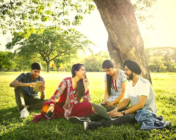 インドの友人は 公園でリラックス — ストック写真