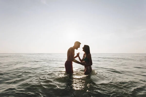 Couple Jouant Dans Eau — Photo