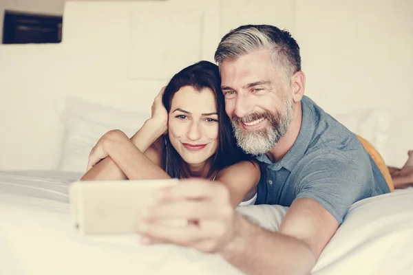 Lua Mel Tomando Uma Selfie Cama — Fotografia de Stock