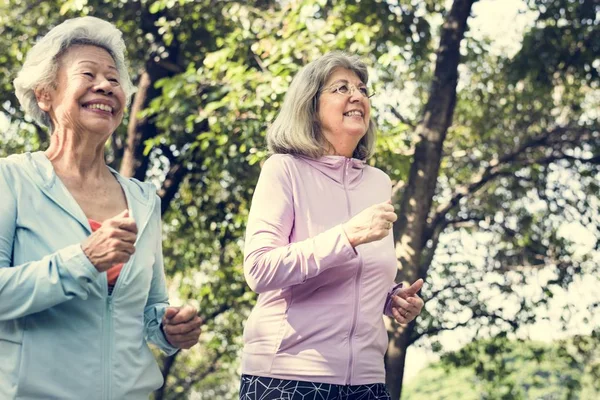 Sportliche Seniorinnen Laufen Park Mit Grünen Bäumen — Stockfoto