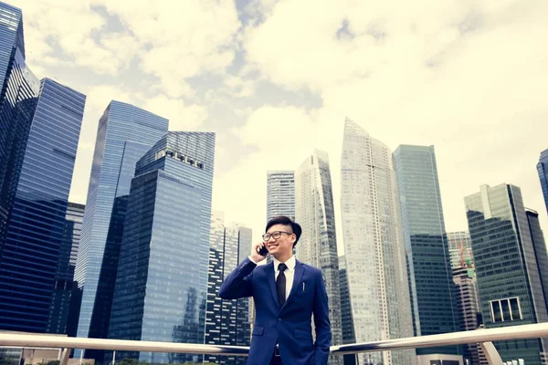 Asiatischer Geschäftsmann Der Stadt Telefoniert — Stockfoto