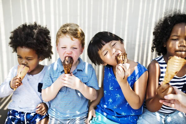 Kinderen Genieten Met Ijs — Stockfoto