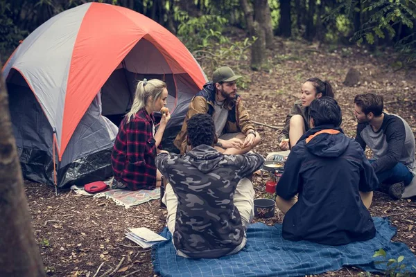 Vänner Camping Skogen Tillsammans — Stockfoto