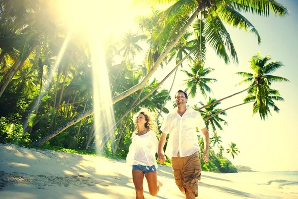 Casal Relaxante Uma Praia Samoa — Fotografia de Stock