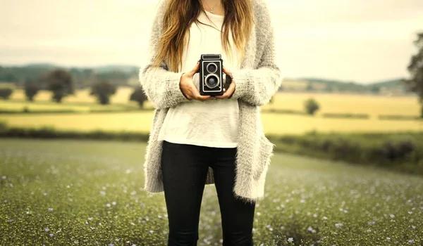 Περικομμένη Εικόνα Γυναίκας Κρατώντας Φωτογραφική Μηχανή Φωτογραφιών — Φωτογραφία Αρχείου
