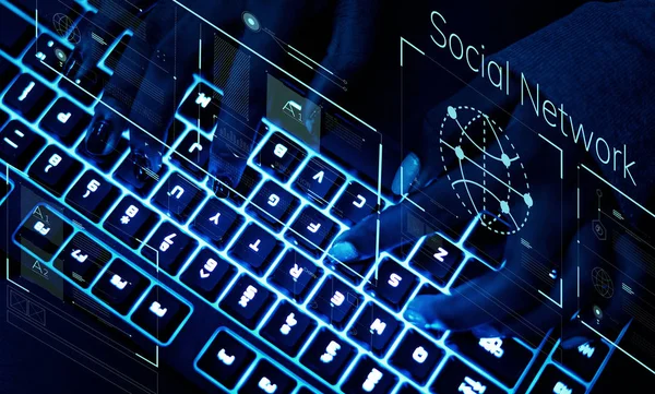 Nahaufnahme Von Hackerfingern Die Auf Neon Tastatur Tippen Soziales Netzwerk — Stockfoto