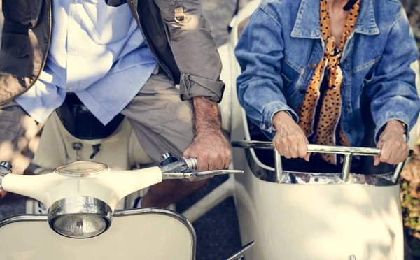 Imagem Cortada Casal Sênior Montando Scooter Clássico — Fotografia de Stock