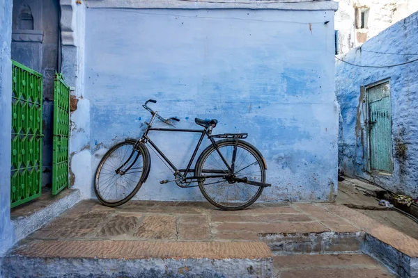 Bicicletta Appoggiata Alla Parete Blu — Foto Stock