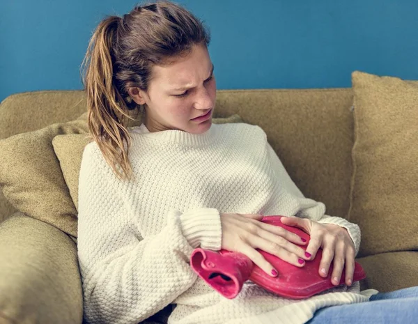 Una Joven Con Calambres Menstruales — Foto de Stock