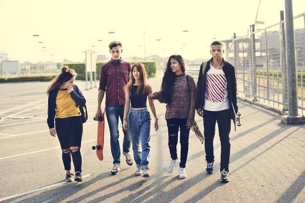 Groep Van School Vrienden Buiten Levensstijl — Stockfoto