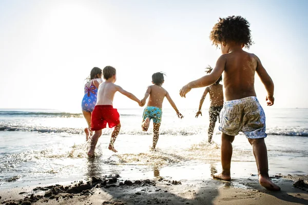 Crianças Divertindo Praia — Fotografia de Stock