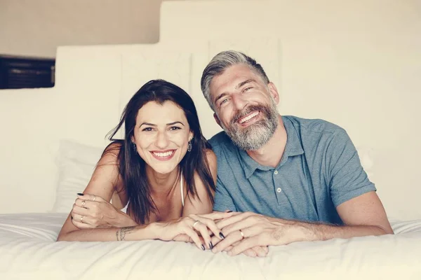 Casal Passando Sua Lua Mel Cama — Fotografia de Stock