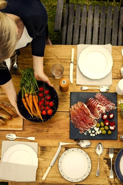 Mujer Preparando Mesa Para Una Cena Jardín — Foto de Stock