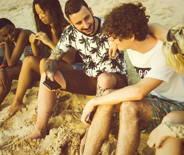 Amici Che Passano Serata Spiaggia — Foto Stock