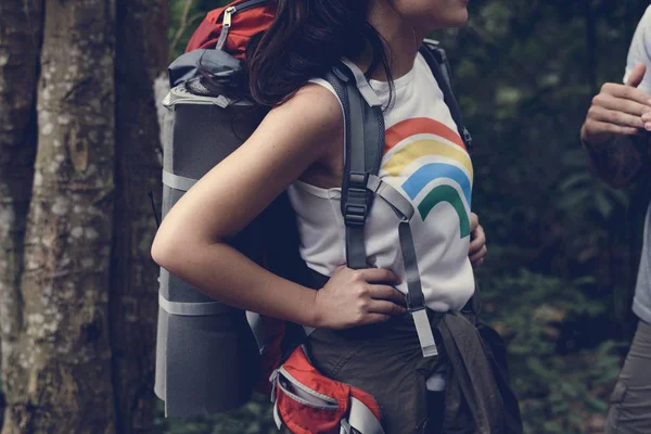 Teilansicht Einer Frau Die Mit Reiserucksack Wald Unterwegs Ist — Stockfoto