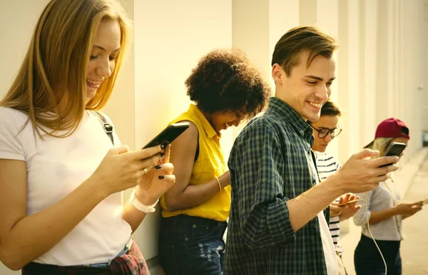 Молоді Люди Приєднані Своїх Смартфонів — стокове фото