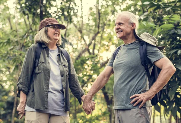 Äldre Par Hålla Händerna Medan Promenader Skogen — Stockfoto