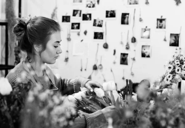 Mulher Trabalhando Uma Loja Flores — Fotografia de Stock