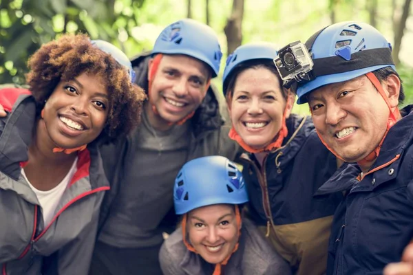 Groep Van Diverse Vrienden Samen Wandelen — Stockfoto