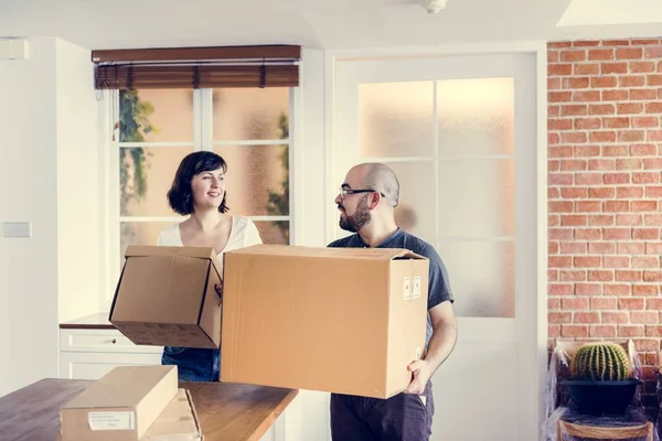 Couple Déménageant Dans Une Nouvelle Maison — Photo