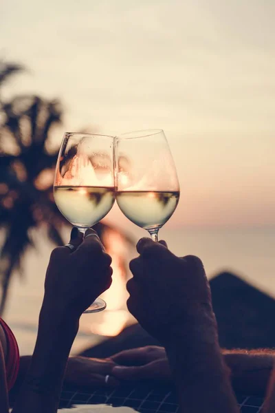 Casal Desfrutando Pôr Sol Romântico — Fotografia de Stock