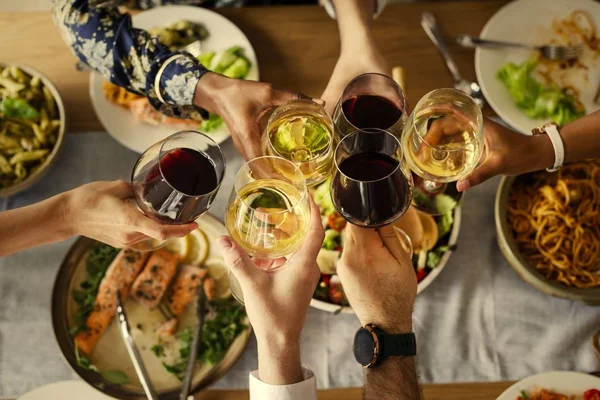 Amigos Comemorando Com Jantar Italiano — Fotografia de Stock