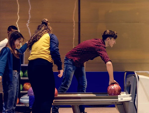 Kaukasischer Junge Schnappt Sich Eine Bowlingkugel Hobby Und Freizeitkonzept — Stockfoto