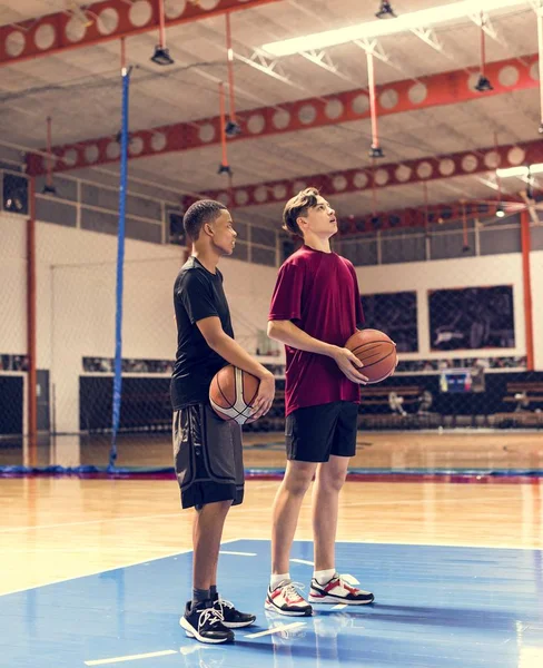 Tonårspojkar Som Håller Basket Domstolen Team Och Aspiration Konceptet — Stockfoto