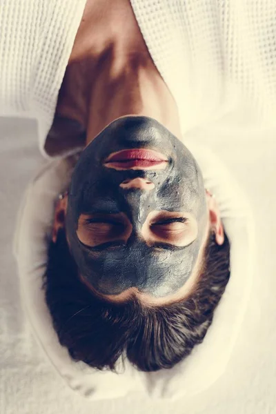 Mulher Relaxante Com Uma Máscara Facial Carvão Vegetal — Fotografia de Stock