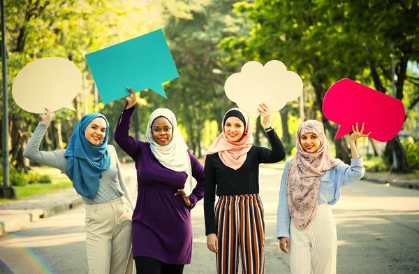 Grupo Mulheres Muçulmanas Segurando Bolhas Fala — Fotografia de Stock