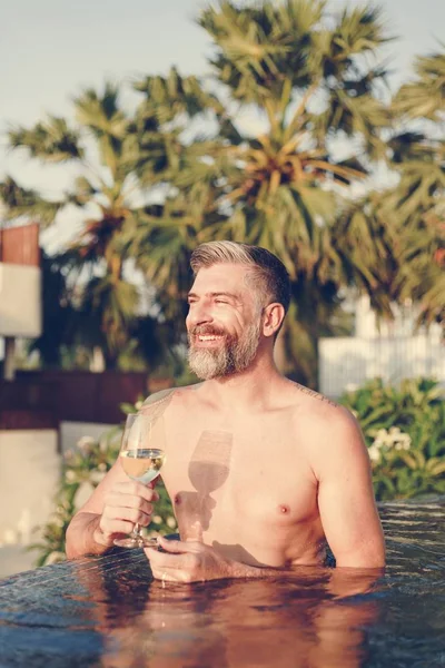 Schöner Mann Mit Einem Glas Wein Pool — Stockfoto