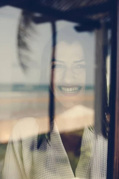 Mujer Mirando Por Ventana Habitación Hotel — Foto de Stock