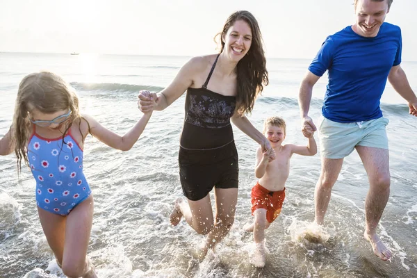 Famiglia Che Gioca Sulla Spiaggia — Foto Stock