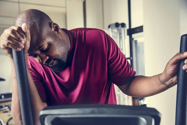 Homem Correndo Uma Esteira — Fotografia de Stock