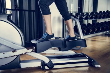 Spor salonunda çalışan kadın.