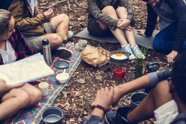 Ormanda kamp insanlar