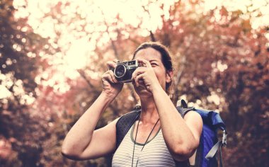 Bir analog kamera kadınla