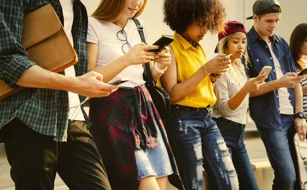 Junge Leute Hängen Ihren Smartphones — Stockfoto
