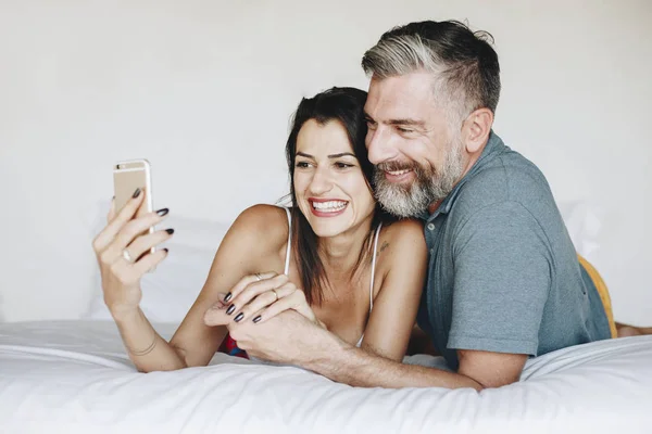 Casal Usando Smartphone Cama — Fotografia de Stock