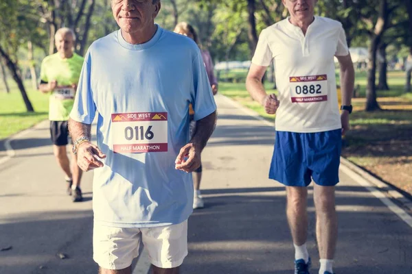 Viejos Atletas Edad Corriendo Parque Vista Parcial —  Fotos de Stock