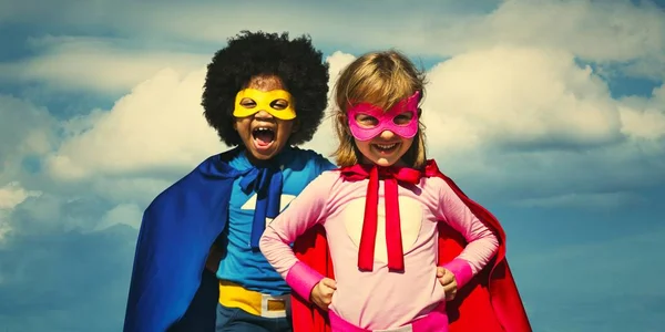 Zwei Superhelden Fröhliche Kinder Mit Bunten Gesichtsmasken Und Mänteln — Stockfoto